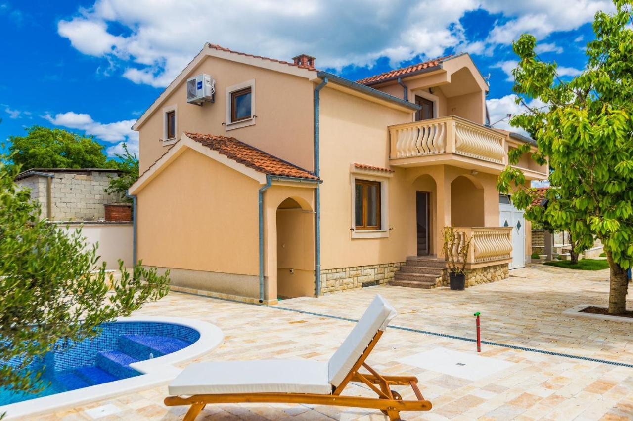 Villa Tina With Swimming Pool, Tennis Court, Games Room, Sauna, Gym, Bbq Policnik Exteriör bild