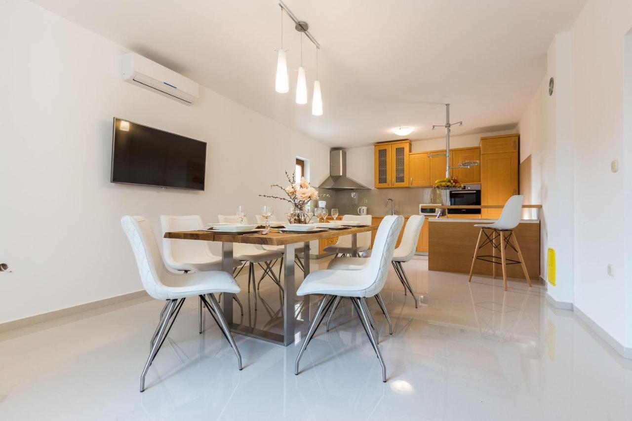 Villa Tina With Swimming Pool, Tennis Court, Games Room, Sauna, Gym, Bbq Policnik Exteriör bild