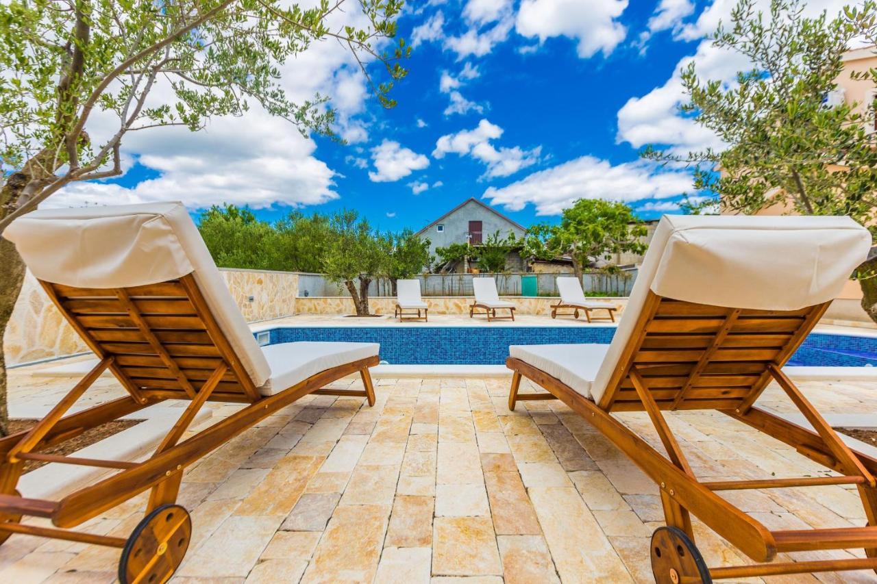 Villa Tina With Swimming Pool, Tennis Court, Games Room, Sauna, Gym, Bbq Policnik Exteriör bild