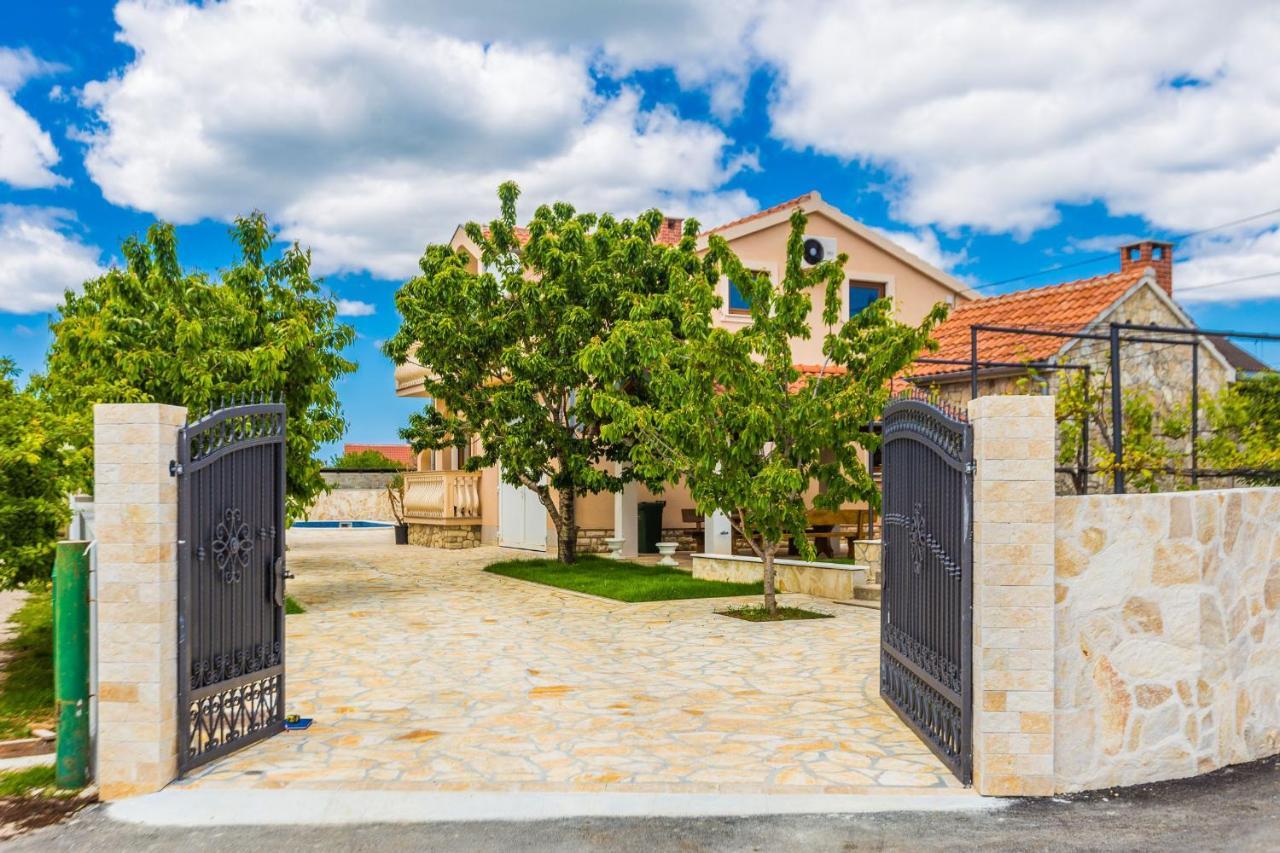 Villa Tina With Swimming Pool, Tennis Court, Games Room, Sauna, Gym, Bbq Policnik Exteriör bild