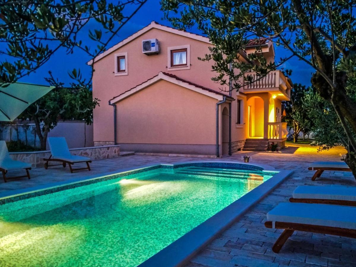 Villa Tina With Swimming Pool, Tennis Court, Games Room, Sauna, Gym, Bbq Policnik Exteriör bild