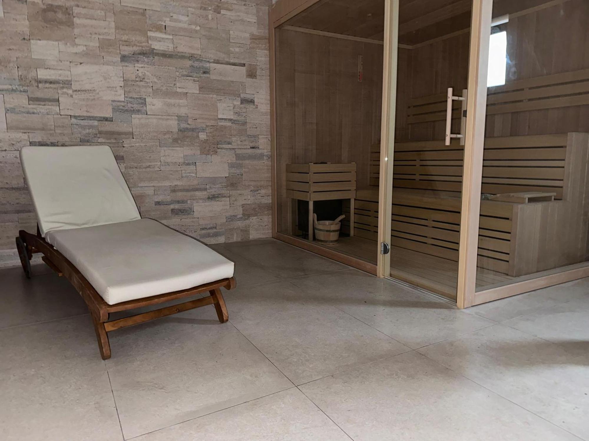 Villa Tina With Swimming Pool, Tennis Court, Games Room, Sauna, Gym, Bbq Policnik Exteriör bild