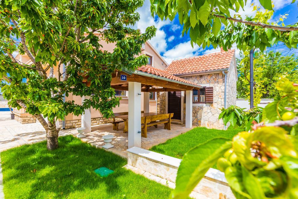 Villa Tina With Swimming Pool, Tennis Court, Games Room, Sauna, Gym, Bbq Policnik Exteriör bild