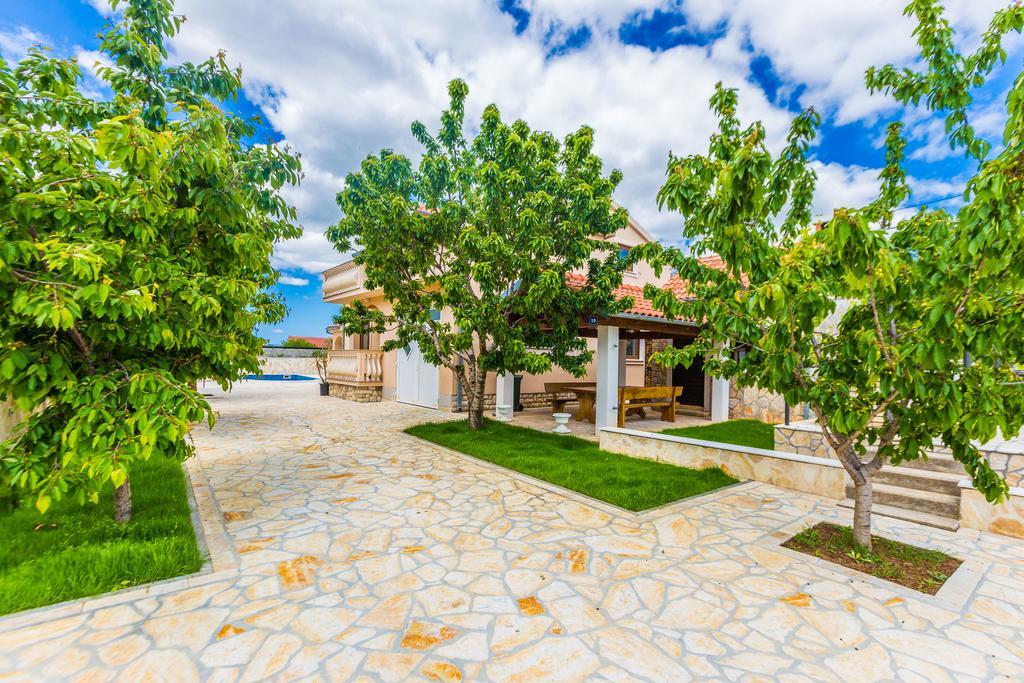 Villa Tina With Swimming Pool, Tennis Court, Games Room, Sauna, Gym, Bbq Policnik Exteriör bild
