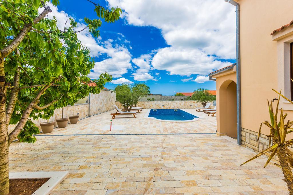 Villa Tina With Swimming Pool, Tennis Court, Games Room, Sauna, Gym, Bbq Policnik Exteriör bild