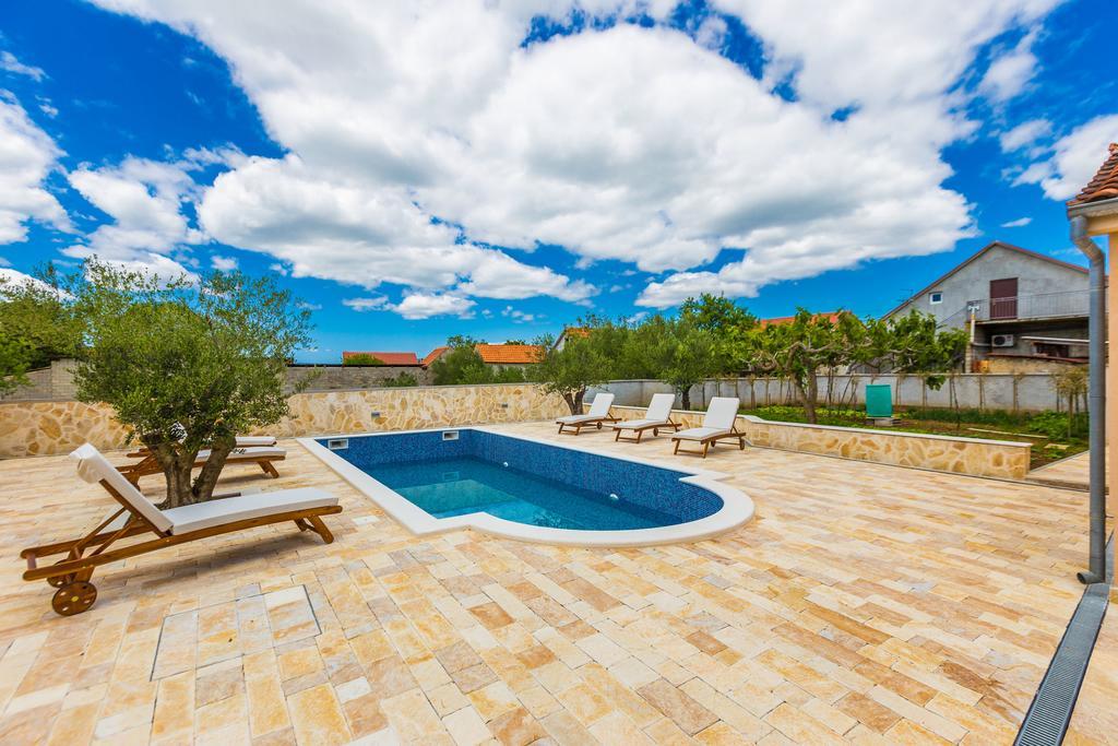 Villa Tina With Swimming Pool, Tennis Court, Games Room, Sauna, Gym, Bbq Policnik Exteriör bild