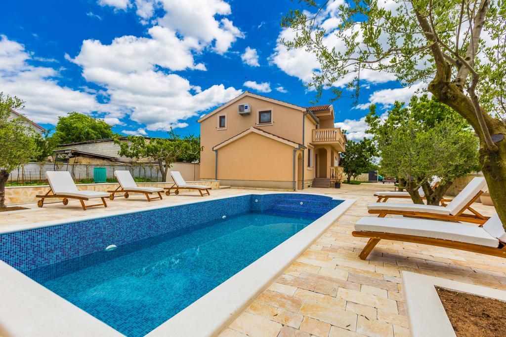 Villa Tina With Swimming Pool, Tennis Court, Games Room, Sauna, Gym, Bbq Policnik Exteriör bild