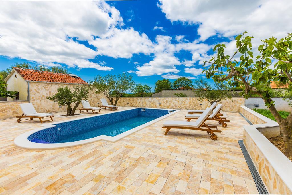 Villa Tina With Swimming Pool, Tennis Court, Games Room, Sauna, Gym, Bbq Policnik Exteriör bild