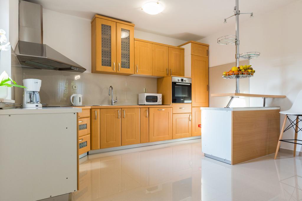 Villa Tina With Swimming Pool, Tennis Court, Games Room, Sauna, Gym, Bbq Policnik Exteriör bild