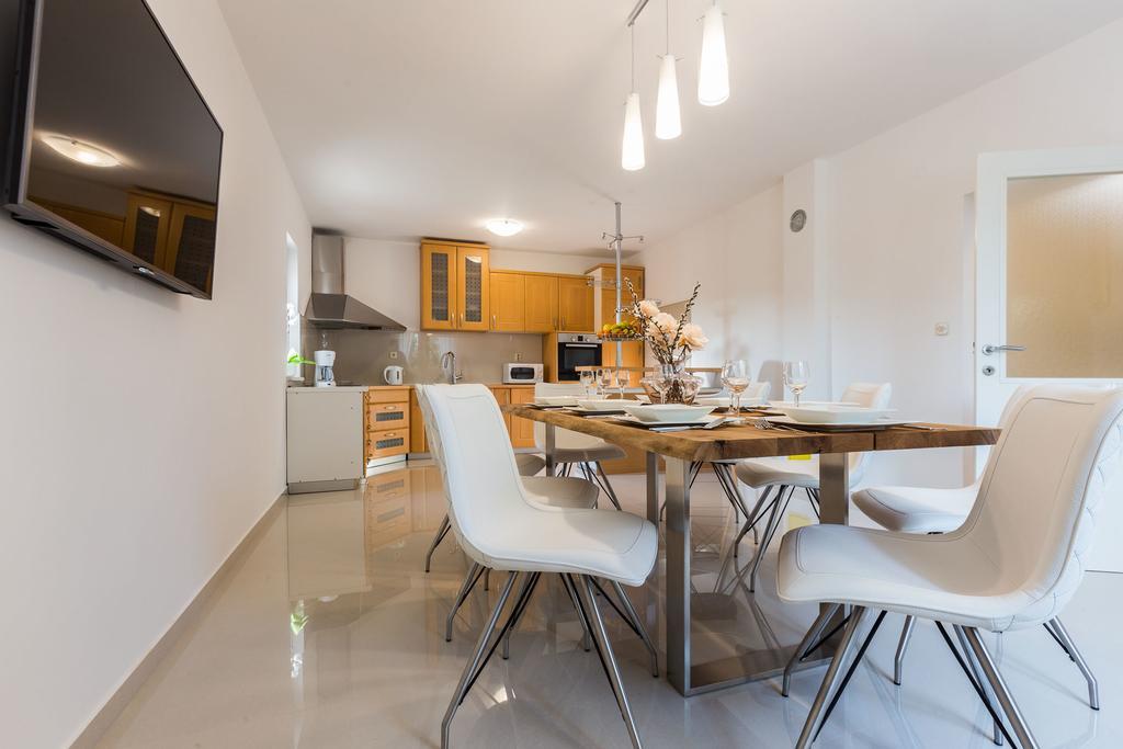 Villa Tina With Swimming Pool, Tennis Court, Games Room, Sauna, Gym, Bbq Policnik Exteriör bild