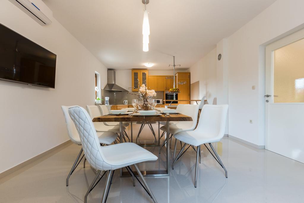 Villa Tina With Swimming Pool, Tennis Court, Games Room, Sauna, Gym, Bbq Policnik Exteriör bild