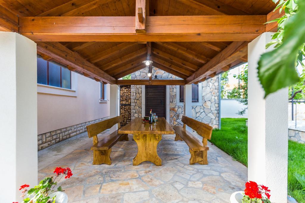 Villa Tina With Swimming Pool, Tennis Court, Games Room, Sauna, Gym, Bbq Policnik Exteriör bild