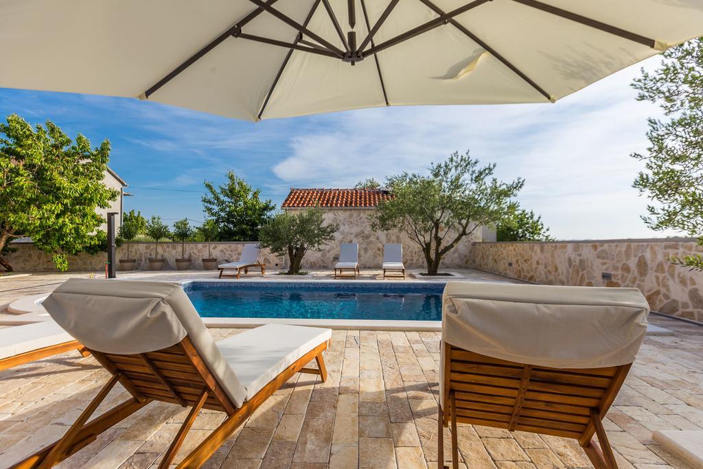 Villa Tina With Swimming Pool, Tennis Court, Games Room, Sauna, Gym, Bbq Policnik Exteriör bild