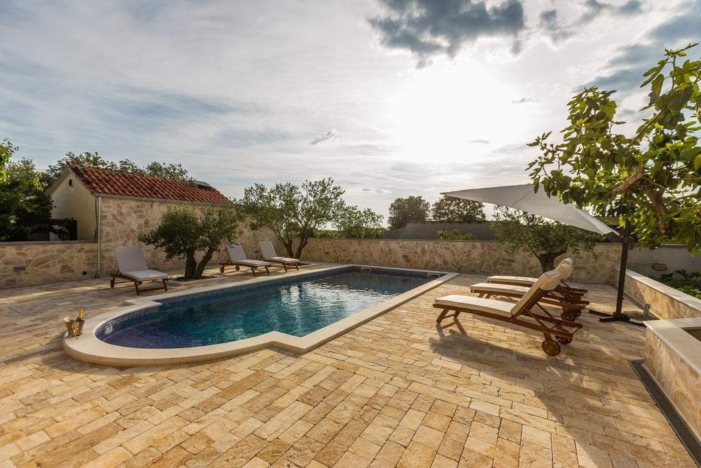 Villa Tina With Swimming Pool, Tennis Court, Games Room, Sauna, Gym, Bbq Policnik Exteriör bild