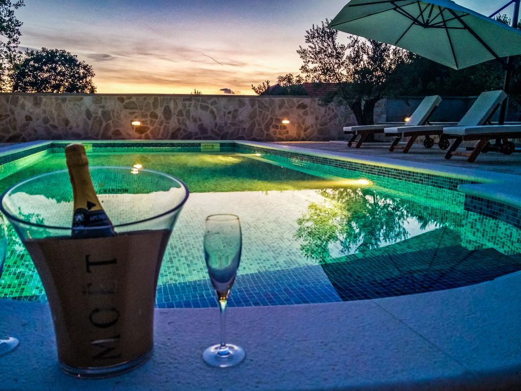 Villa Tina With Swimming Pool, Tennis Court, Games Room, Sauna, Gym, Bbq Policnik Exteriör bild