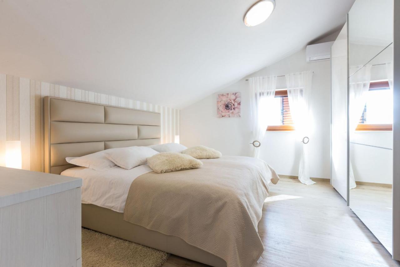 Villa Tina With Swimming Pool, Tennis Court, Games Room, Sauna, Gym, Bbq Policnik Exteriör bild