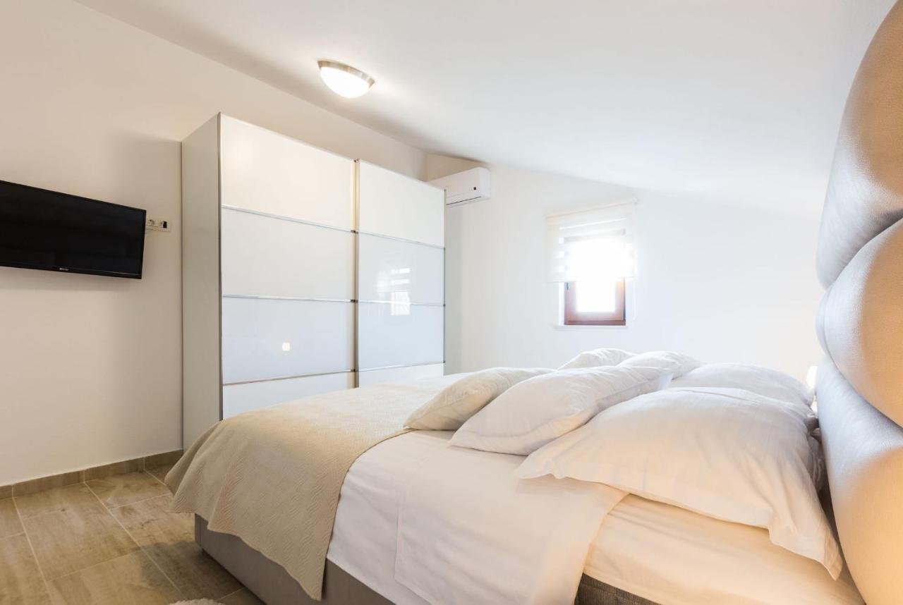 Villa Tina With Swimming Pool, Tennis Court, Games Room, Sauna, Gym, Bbq Policnik Exteriör bild