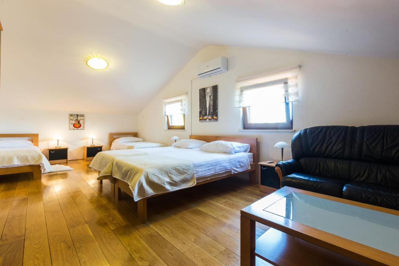 Villa Tina With Swimming Pool, Tennis Court, Games Room, Sauna, Gym, Bbq Policnik Exteriör bild