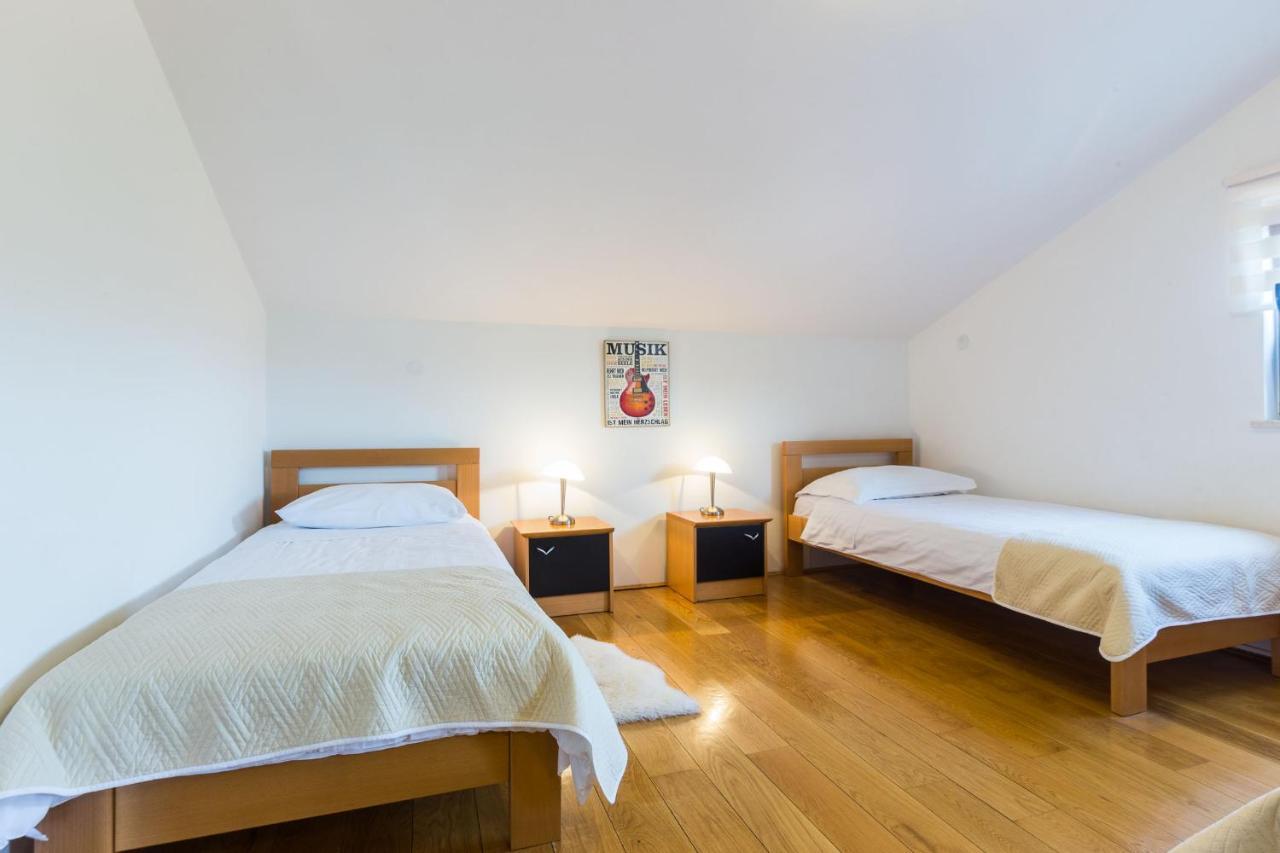 Villa Tina With Swimming Pool, Tennis Court, Games Room, Sauna, Gym, Bbq Policnik Exteriör bild