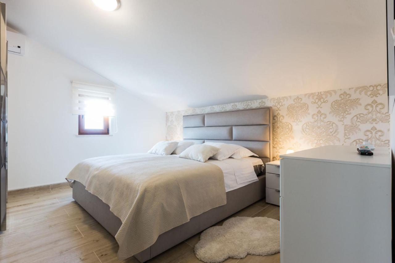 Villa Tina With Swimming Pool, Tennis Court, Games Room, Sauna, Gym, Bbq Policnik Exteriör bild