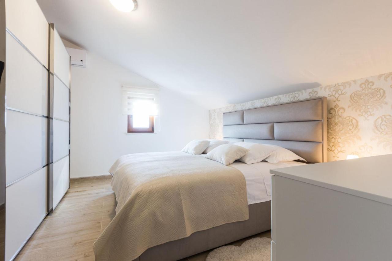 Villa Tina With Swimming Pool, Tennis Court, Games Room, Sauna, Gym, Bbq Policnik Exteriör bild