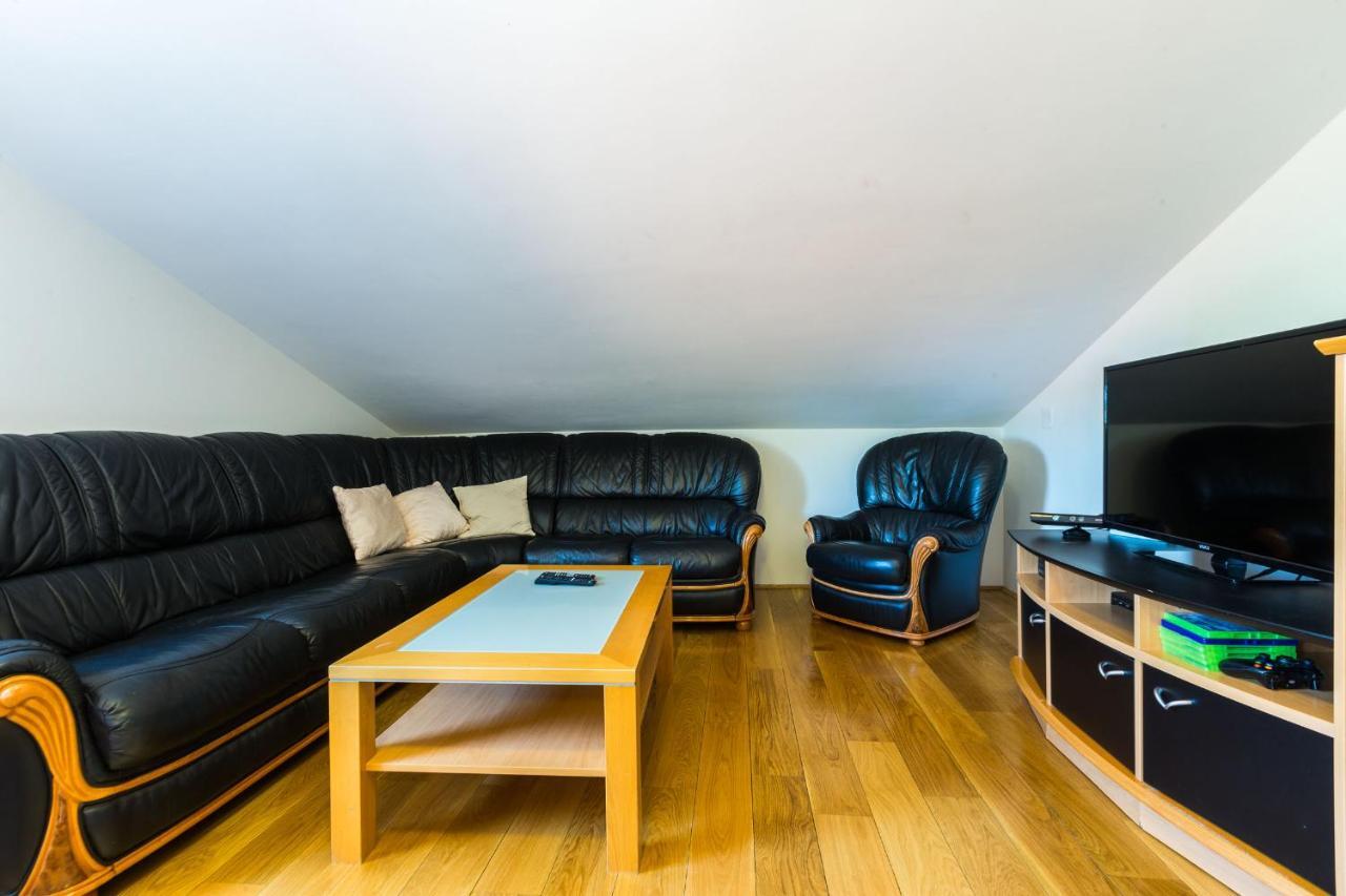 Villa Tina With Swimming Pool, Tennis Court, Games Room, Sauna, Gym, Bbq Policnik Exteriör bild