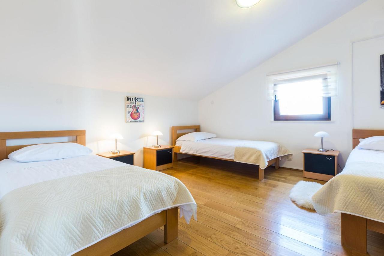 Villa Tina With Swimming Pool, Tennis Court, Games Room, Sauna, Gym, Bbq Policnik Exteriör bild